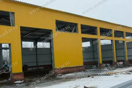 Монтаж ограждающих конструкций, полистовая сборка здания автомастерской р-р 18х48м